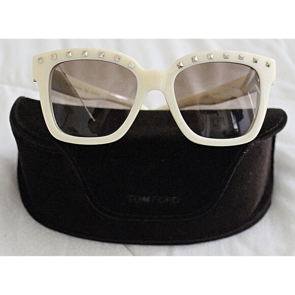 Valentino Garavani - V660SA 103 Rockstud Ivory Sunglasses, Bone w/Studs, New - Picture 3 of 10